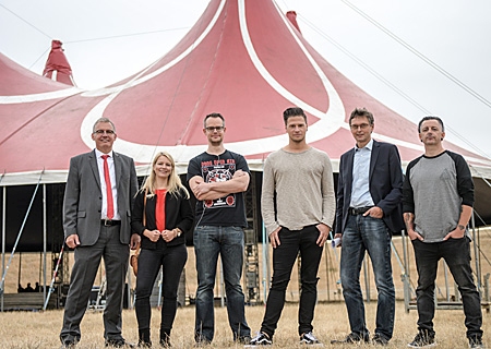 Stellten das Programm von des 18. Dong Open Air vor (v.l.n.r.): Sparkassenvorstand Bernd Zibell, Katrin Steffans, Sparkasse, Stephan Liehr, Organisation, Maik von Betontod, Bürgermeister Harald Lenßen und Ado von Betontod vor dem Festivalzelt auf der Halde Norddeutschland.