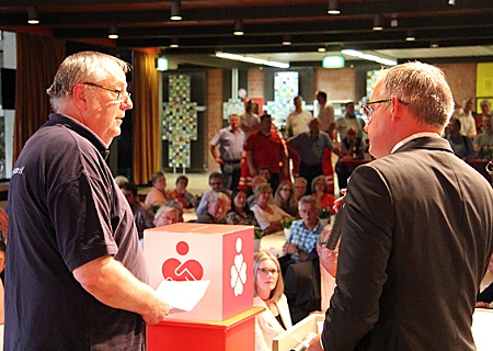 Über 200 Ehrenamtliche von 71 gemeinnützigen Vereinen und Organisationen aus Alpen waren im vergangenen Jahr dabei, als Vorstand Bernd Zibell (rechts) mit Siegfried Remy vom DRK in Menzelen sprach.