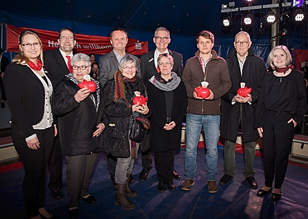 Über viermal 250 Euro Extraspende freuten sich in der Zirkusmanege (v.l.n.r.): Die Geschäftsstellenleiter Kathrin Hüsch und Volker Oppers, Maria Vennemann (katholische Altentagesstätte), Cäcilia van Bonn (KAB St. Josef), Bürgermeister Thomas Ahls, Schulleiterin Anette Krömker, Vorstand Bernd Zibell, Patrick Ahls (St. Nikolaus-Schützenbruderschaft), Karl-Heinz Pilling (Pfadfinder St. Ulrich) und die Verwaltungsratsvorsitzende Claudia van Dyck. 