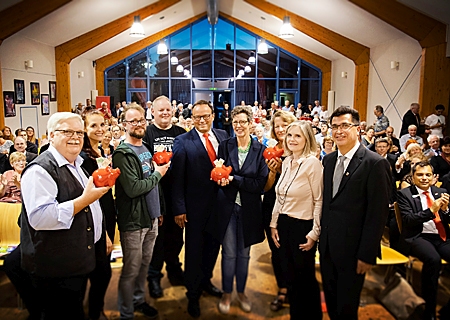 Glücksfee Kyra Friebe (2.v.r.) zog die Gewinner der vier Extraspenden für die Vereinsarbeit in Rheinberg (v.l.n.r.): Clemens Geßmann (St. Martins-Komitee), Philipp Rott und Thorsten Webers (MAP), Vorstand Frank-Rainer Laake, Hannelore Kelz (Kindergarten St. Evermarus Borth) und Anja Rupprecht (Trägerverein Altes Rathaus). Claudia van Dyck, die Vorsitzende des Verwaltungsrates, und Bürgermeister Frank Tatzel gratulierten herzlich.