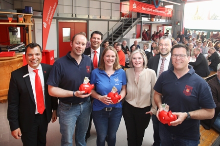 V.l.n.r.: Sparkassenchef Giovanni Malaponti, Georg Quinders von der Freiwilligen Feuerwehr Labbeck, Geschäftsstellenleiter Oliver Heger, Lena Kanders von der Katholischen Landjugendbewegung, Verwaltungsratsvorsitzende Claudia van Dyck, Bürgermeister Heiko Schmidt und Ludger Janßen von der Freiwilligen Feuerwehr Sonsbeck.