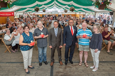 Rund 300 Besucher des Ehrenamtsforums erlebten im Marienbaumer Schützenzelt informative und unterhaltsame Gespräche mit engagierten Bürgern und freuten sich über das Lob von Bürgermeister Thomas Görtz: „Sie sind die Sterne unserer Stadt!“