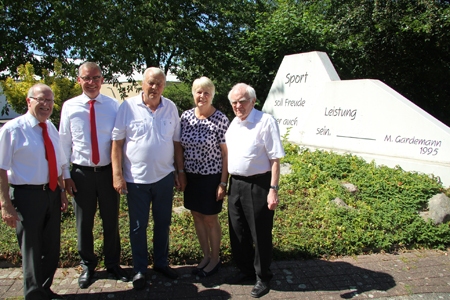 Die Erträge aus der Michael-Gardemann-Stiftung kommen in diesem Jahr dem gemeinnützigen Verein ‚Klartext für Kinder’ und der Jugendarbeit im Tennisclub 08 zugute. Stifter Manfred Gardemann (Mitte) und seine Lebensgefährtin Gabi Wollnik übergaben dem Ehrenvorsitzenden von Klartext für Kinder, Hans-Dieter Wichert (ganz rechts), 6.000 Euro. Sparkassendirektor und Stiftungsvorstand Bernd Zibell (2.v.l.) sowie Stiftungsvorstand Wilhelm van gen Hassend (ganz links) berichteten von der Arbeit der Stiftung Niederrheinischer Bürger.