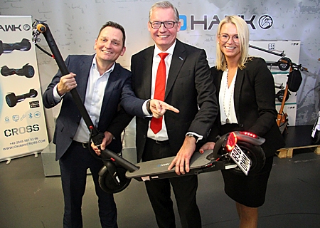 IO Hawk-Geschäftsführer Sascha Arndt mit Firmenkundenberaterin Andrea Remarczyk und Vorstand Bernd Zibell im Showroom von IO Hawk Am Schürmannshütt 40f in Moers. Bernd Zibell hat bereits angekündigt, sobald die Scooter für den Straßenverkehr zugelassen werden können, einige davon für die Sparkasse zu kaufen. „Damit können die Kolleginnen und Kollegen im Geschäftsgebiet mal eben einen kurzen Weg erledigen, etwa zum Notar oder ähnliches“, sagt er.