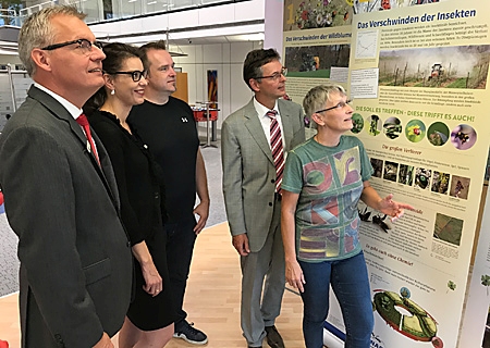 Ausstellungseröffnung in der Sparkasse an der Poststraße (v.l.n.r.): Vorstand Bernd Zibell, die stellvertretende Geschäftsstellenleiterin Kerstin Merker, Initiator Thomas Wagener, Bürgermeister Harald Lenßen und Initiatorin Angelika von Speicher werfen einen Blick auf die Informationstafeln „Irrweg Pestizide“.