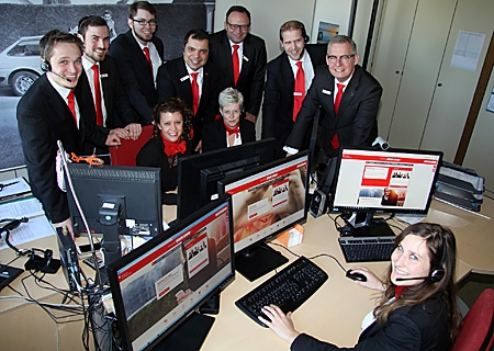 Im Kunden-Service-Center der Sparkasse am Niederrhein: Vorstandsvorsitzender Giovanni Malaponti (Mitte) und seine Vorstandskollegen Frank-Rainer Laake (rechts daneben) und Bernd Zibell (ganz rechts) besuchten das Team, das ab sofort montags bis donnerstags von 8 bis 18 Uhr und freitags von 8 bis 16.30 Uhr persönlich zu erreichen ist, per Telefon, Chat oder Videoberatung.