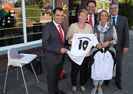 Katja Ververs (2.v.l.) und Anja Hoffmann vom Arbeitskreis Peter Pan im Deutschen Kinderschutzbund freuen sich über eine Spende von 1000 Euro. Anlässlich der Fußball-WM hatten 112 Mitarbeiterinnen und Mitarbeiter der Sparkasse am Niederrhein für den guten Zweck getippt. Die Spende überbrachten (von rechts): Holker Klucken, Jochen Taczkowski und Giovanni Malaponti. 