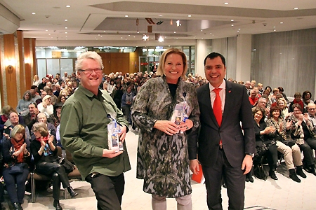 Bestsellerautorin Elisabeth Herrmann, Moderator Stefan Keim (l.) und Sparkassenchef Giovanni Malaponti (r.) genossen die Lesung zum Auftakt des sechsten Krimifestivals Moers. Die 220 Zuhörer in der Kundenhalle der Sparkasse am Niederrhein erlebten einen dynamischen Vortrag, erhielten Einblicke in das Leben der Autorin und erfuhren Wissenswertes aus der Verlagswelt und der Filmbranche. 