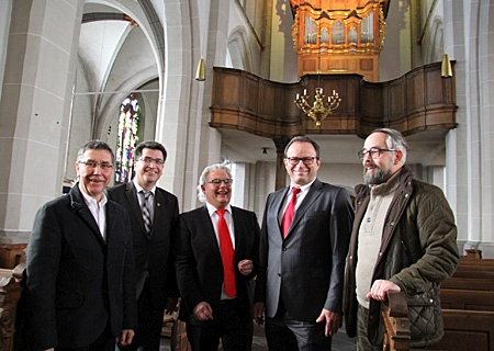 Schauten unter der Orgelempore der katholischen Kirche St. Peter auf 20 Jahre Kultur- und Sozialstiftung der Sparkasse zurück (v.l.n.r.): Franz-Josef Stiel, Bürgermeister Frank Tazel, Thorsten Holzgräfe, Frank-Rainer Laake und Kirchenmusiker Christoph Bartusek.       