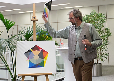 Gerrit Klein, künstlerischer Leiter der Kunstschule, wird in die Ausstellung „Pop Art“ einführen, die ab Donnerstag, 8. November, in der Sparkasse an der Poststraße zu sehen sein wird. 