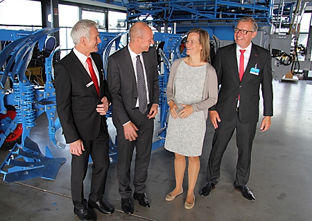 Bei Lemken in Alpen erfuhren Vorstand Bernd Zibell (ganz rechts) und Firmenkundenberater Werner Borchers (ganz links) auf Einladung von Nicola Lemken und Dr. Geoffery Weisner, dem kaufmännischen Leiter, wie Lemken mit Hightech und solider Schmiedekunst auch zukünftig Marktführer für Landmaschinen bleiben will.