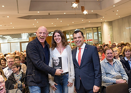 Joe Bausch (links) stellte in der Sparkasse am Ostring sein neues Buch „Gangsterblues“ vor, hier mit WDR-Sprecherin Alexa Christ und Giovanni Malaponti.