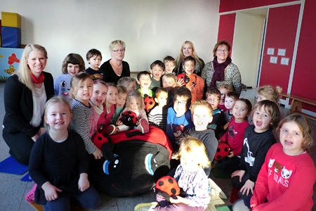 Die Kinder auf der Bönninghardt nahmen Lucy gleich in ihre Mitte. Ganz links: Stefanie Aldenhoff. In der Mitte: Barbara Tigler, die Leiterin des katholischen Kindergartens St. Martin.