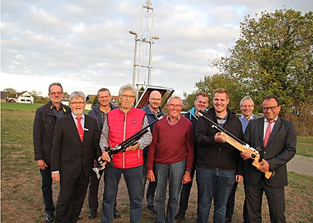 Vorstand Frank-Rainer Laake (ganz rechts) und Geschäftsstellenleiter Heinz Geßmann (2.v.l.) übergaben den St.-Ulrich-Schützen auf der Schützenwiese in Millingen zwei neue Luftgewehre. 