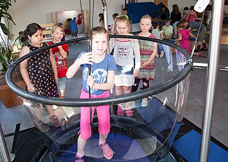 Die lebensgroße Seifenblase gehörte bei den Kindern der Grundschule Marienbaum zu den Favoriten. 