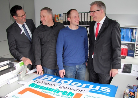 Besuch bei der Firma Neuwirth Haustechnik am Galmesweg: Firmenkundenberater Jochen Taczkowski (links) und Vorstand Bernd Zibell (rechts) mit den beiden Geschäftsführern Dirk Keusemann(2.v.l.) und Marco Pantelmann.