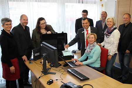 Die Stadt Moers und ihre Partner im Bürgerservice-Büro in der Repelener Sparkasse (v.l.n.r.): Ulrike Kehrein, Claus Arndt, Bettina Küngel, Rolf Gabriel, Giovanni Malaponti, Tanja Liesen, Martin Gres, Birte Borgstädt und Stefan Bernoth.