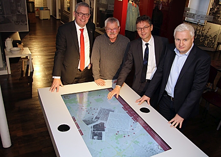 Rundgang durch das komplett neue Museum in der Kulturhalle (v.l.n.r.): Sparkassen-Vorstand Bernd Zibell, Günter Fischer, Bürgermeister Harald Lenßen und Markus Nacke, Kuratoriumsvorsitzender der Sparkassen-Kulturstiftung für Neukirchen-Vluyn.