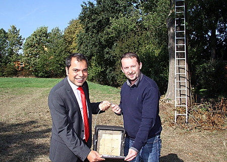 Harald Fielenbach (rechts) holte mit Hilfe der neuen Leiter einen Fledermauskasten aus luftigen Höhen und schaute mit Giovanni Malaponti hinein.  