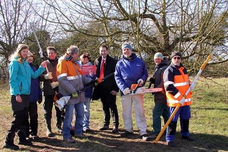 Mitglieder der NABU-Gruppe Rheinberg präsentieren auf der Obststreuwiese in Orsoy ihre professionellen Werkzeuge. Mit dabei ist auch das neue Multifunktionsgerät, dessen Kauf eine Spende der Sparkasse am Niederrhein ermöglichte. Von links: Lea Sänger, Dorothe Langner, Wolfgang Scholten, Wilfried Ingensiep, Sylvia Oelinger, Norbert Kubik, Paul Oelinger, Evelyn Simeth und Peter Bockamp.