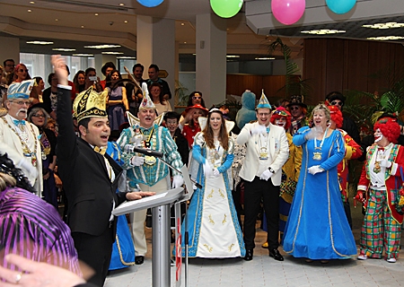 Karneval in der Sparkasse heißt, dass die Mitarbeiterinnen und Mitarbeiter am Altweiber-Donnerstag sich zu unterschiedlichen Mottos kostümieren und ihre Geschäftsstellen schmücken. Hier ein Bild vom Prinzenempfang im vorigen Jahr. 