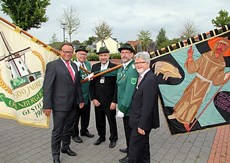 Sparkassenvorstand Frank-Rainer Laake (links) und Geschäftsstellenleiter Heinz Geßmann(rechts) erfuhren von Richard Pleines (Mitte), Bernward (2.v.l.) und Andreas Wissenberg mehr über die beiden Tragefahnen der Ossenberger Schützen.