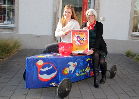 Lena Brandau (Kinder- und Jugendbüro/l.) und Monika Pogacic von der Sparkasse am Niederrhein freuen sich schon jetzt auf das Seifenkistenrennen am 10. Juni im Moerser Freizeitpark.