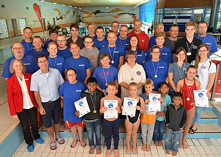 Müde, aber voll motiviert nahmen die erfolgreichsten Schwimmerinnen und Schwimmer am Ende des 24-Stunden-Schwimmens ihre Medaillen und Urkunden entgegen, vorne links: Andrea Kabs-Schlusen von der Sparkasse und Bürgermeister Frank Tatzel.