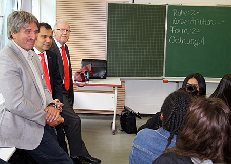 Michael Murmann, der didaktische Leiter der Anne-Frank-Gesamtschule, freut sich, dass das erste Sozialkompetenztraining bei den Schülern so gut ankommt. Er hatte Giovanni Malaponti und Wilhelm van gen Hassend von der Sparkasse (2. und 3.v.l.) eingeladen, um zu zeigen, wie die Mittel der Stiftung Niederrheinischer Bürger ganz konkret für mehr Konzentration und Aufmerksamkeit sorgen.