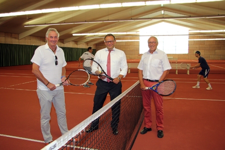 Der beiden Vorsitzenden des TC Solvay Rheinberg, Franz Krekeler (l.) und Manfred Wülfing (r.), zeigten Sparkassendirektor Frank-Rainer Laake den neuen Granulat-Boden. Damit verfügt die Halle des Tennisvereins jetzt über drei topmoderne Plätze, auf denen sich spielen lässt wie auf Sand. Die Plätze können unter www.eversports.de, Stichwort Rheinberg, ganz einfach online gebucht werden.