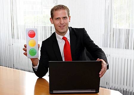 Mario Wellmanns, Internetexperte der Sparkasse am Niederrhein, rät zum regelmäßigen Sicherheitscheck für Computer, Laptop oder Tablet.