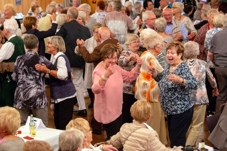 460 Gäste beim ausverkauften Sparkassen-Seniorenherbstfest im Kulturzentrum Rheinkamp amüsierten sich prächtig.