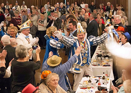 Prinz Nobbi I. und Prinzessin Tina I. halten Einzug beim Sparkassen-Seniorenkarneval im Kulturzentrum Rheinkamp