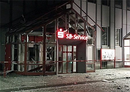 Der Vorbau der Sparkasse an der Bahnhofstraße in Rheinberg ist nach der Sprengung völlig zerstört. Geld erbeuteten die drei bislang unbekannten Täter nicht. Zuletzt wurde im Juli 2009 versucht, den Pavillon auf dem Aldi-Parkplatz in Moers-Eick zu sprengen