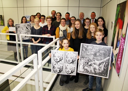 Die Stipendiaten der Kunstschule sowie deren Leiter Gabriele Berndt-Bathen (ganz links) und Gerrit Klein (7.v.l.). freuen sich mit (nach rechts) Bürgermeister Harald Lenßen, Markus Nacke und Bernd Zibell über die Ausstellung „Pop Art“, die noch bis zum 6. Dezember in der Sparkasse an der Poststraße zu sehen ist.