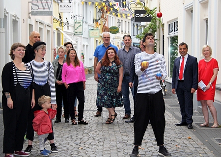 Zur Programmvorstellung des Straßentheatertages hatten Holger Ehrich (2. v.l.) und Katja Roters (r.) in die Altstadt eingeladen. Die Moerser City verwandelt sich am Samstag, 25. August, von 10.30 bis 15.30 Uhr in einen riesigen Comedy-Zirkus. An neun Spielorten sind acht hochklassige Acts aus fünf Ländern zu sehen. Alles umsonst und draußen.