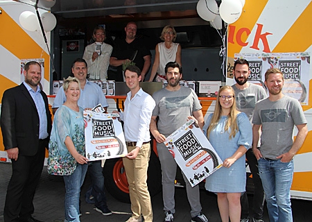 Alexander Binovitch (vorne, 4.v.l.) und die Partner des ersten Street Food & Music Festival Moers stellten das Programm vor. 