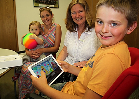 Felix machte sein neues Tablet mit wenigen Handgriffen startklar. Sabine Anstatt (links neben ihm) staunte nicht schlecht. Mama Katharina und die kleine Jule freuten sich mit Felix über den schönen Gewinn.  