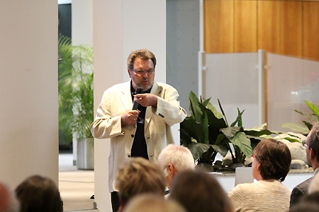 Der Psychologe Professor Wolfgang Stark sprach zum Abschluss der Universitätswochen vor rund 100 Gästen in der Sparkasse darüber, warum Unternehmen nicht gunug gesellschaftliche Verantwortung übernehmen. Zudem stellte der Wissenschaftler seine Vision intelligenter, übergreifender Kooperationen vor.