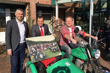 Bürgermeister Heiko Schmidt, Gregor Joosten vom "Unternehmen Zündkerze" und Sparkassenchef Giovanni Malaponti (v.l.n.r.) freuten sich über rund 100 Gäste bei der Eröffnung der Fotoausstellung im Foyer des Sonsbecker Rathauses.