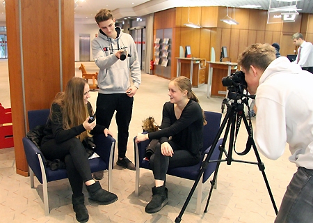 Kameramann Lennart Sillmann (r.) filmt Paula Langheinrich (l.) und Paula Schulte. Simon Burghardt sorgt für den guten Ton. Die angehenden Abiturienten des Gymnasiums Adolfinum drehen ein Video, mit dem sie bei ‚Knete für die Fete’ einen von insgesamt drei Geldpreisen gewinnen wollen.