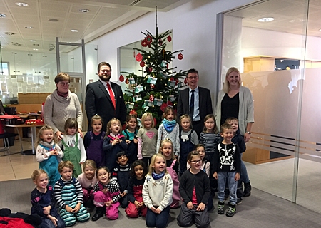 Die Kinder des Familienzentrums Leibnizstraße schmückten den baum in Vluyn (v.l.n.r.): Birgit Banze (Klartext),  Geschäftsstellenleiter Timo Rothe,  Bürgermeister Harald Lenßen und Teresa Rasche (Kreis Wesel - Kindertagesbetreuung und Jugendarbeit). 