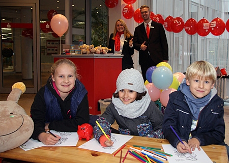 Johanna, Ranya und Emil (v.l.n.r.) leerten ihre Spardosen gemeinsam mit den Sparkassenmitarbeitern Katrin Hackbarth und Danny Winkels. 