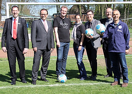 Beim Vorgespräch zum Jubiläumsspiel des SV Orsoy gegen Schalke versprach Olaf Thon (ganz rechts), mit einem starken Team an den Gildenkamp zu kommen (v.l.n.r.): Norbert Kubik und Frank-Rainer Laake (beide Sparkasse), Vorsitzender Philipp Berndtsen, Stefanie Kaleita (Stadt), Bürgermeister Frank Tatzel und Rolf Rothgang, 2. Vorsitzender des SV Orsoy.  