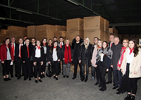 Birgit und Aron Holtermann (8. und 9. von rechts) berichteten den Auszubildenden der Sparkasse am Niederrhein von ihren Erfahrungen vom kleinen ebay-Händler zu einem der größten Online-Shops für Gartenmöbel. 3. und 4. von rechts: Firmenkundenberater Werner Borchers und Vorstand Bernd Zibell. 