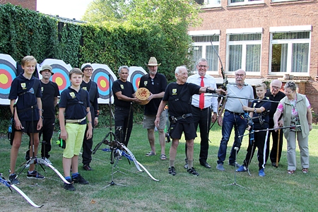 Die Sparkassen-Sozialstiftung Neukirchen-Vluyn spendete der Behinderten-Sportgemeinschaft 3.000 Euro für neue Sportgeräte und Verbrauchsmaterial wie zum Beispiel Auflagen für Zielscheiben. Schatzmeisterin Helga Rosellen-Frank (von rechts) und Vereinsvorsitzender Winfried Drnec hatten Günter Zeller, den Vorsitzenden des Stiftungs-Kuratoriums, und Vorstand Bernd Zibell eingeladen. Der elfjährige Laurin Langer und sein Vorbild, der 82-jährige Wilhelm Hendrixs, demonstrierten das Bogenschießen.