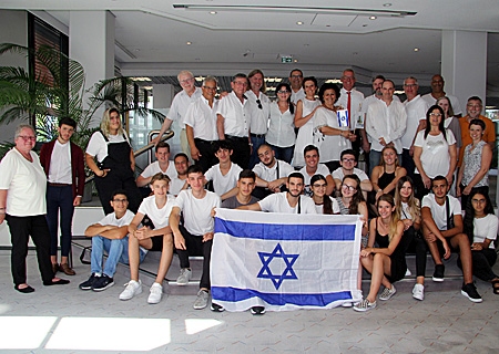 Die Gäste aus der israelischen Partnerstadt Ramla besuchten die Sparkasse. In der Mitte (hinten) Ratsmitglied Rais Abu Saif, rechts von ihm Sparkassenvorstand Bernd Zibell (mit roter Krawatte). 