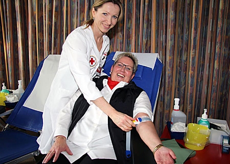 Christa Voß, Kundenberaterin in Repelen, nutzt ihre Mittagspause, um Blut zu spenden, hier mit Dorothea Schlüter vom DRK-Blutspendeteam.
