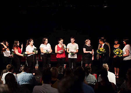 Die Sparkassen-Azubis (v.l.n.r.) Lara Ena, Berfin Evin Atakan, Meryem Memeti, Kathrin Muller, Amra Aljic und Fernando Escudero nach der erfolgreichen Premiere von „Body Snacks“ im Schlosstheater. Vorstandsvorsitzender Giovanni Malaponti überreicht Regisseurin Kathrin Leneke Blumen, dahinter Schauspieler Frank Wickermann. Nach rechts Regieassistentin Maral Raz Sedighi und Ausbilderin Christine Heinrichsmeyer. 