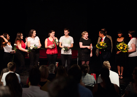 Die Sparkassen-Azubis (v.l.n.r.) Lara Ena, Berfin Evin Atakan, Kathrin Muller, Amra Aljic und Fernando Escudero nach der erfolgreichen Premiere von „Body Snacks“ im Schlosstheater. Vorstandsvorsitzender Giovanni Malaponti überreicht Regisseurin Kathrin Leneke Blumen, dahinter Schauspieler Frank Wickermann. Nach rechts Regieassistentin Maral Raz Sedighi und Ausbilderin Christine Heinrichsmeyer. 